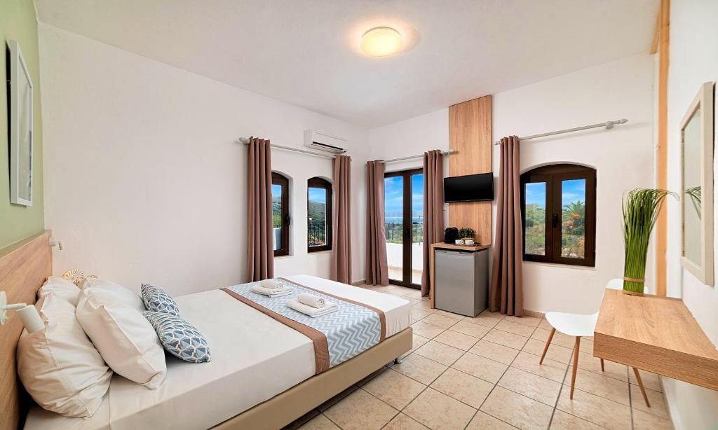 Studio apartment with twin beds and balcony at Welcome Apts